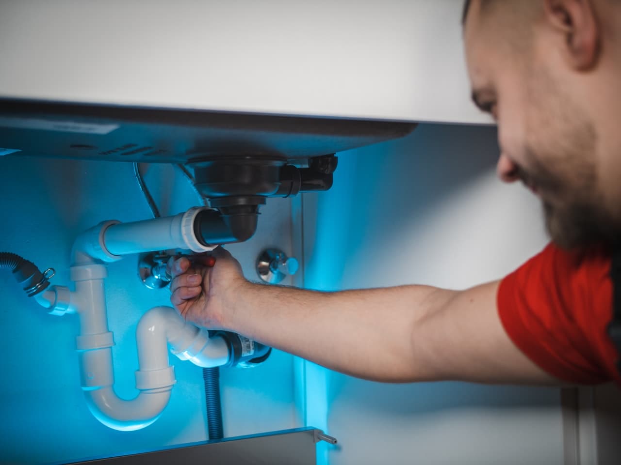 Installateur aan het werk aan een leiding